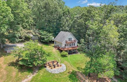 Lakefront 3BR with Dock, Fire Pit, Lawn Games, and Game Room - Foto 9