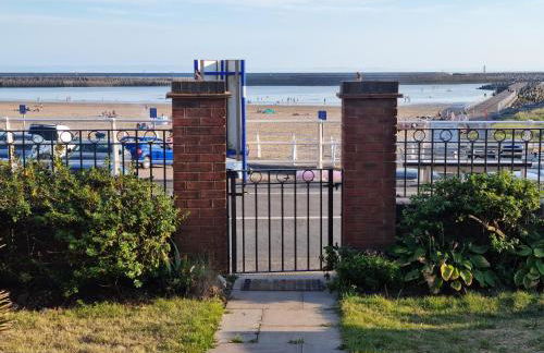 Beach View Couples Retreat Aberavon Beach Direct Seafront panoramic Sea Views large driveway parking - Photo 9