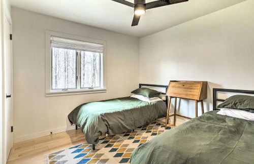 Modern Hideaway with Deck and State Forest Access - Foto 44