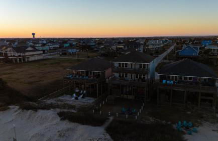 Noisywaves - Beachfront Paradise with Hot Tub, Yard, and Game Room - Foto 55