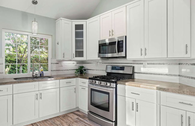 Spacious Retreat w Modern Decor and Private Yard - Photo 28