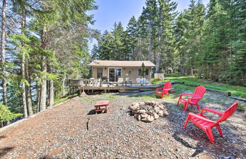 Cozy Cottage on Cat Cove with Wraparound Deck! - Foto 1