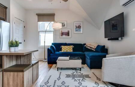 Modern East Nashville Retreat, Walk to Local Faves, Cozy Living Space, Smart TVs & Fast WiFi, Full Kitchen, Garage & Workspace, Steps to Mas Tacos & Rosepepper, 10 Min to Broadway & Nissan Stadium, 24 Hr Hospitality - Foto 6