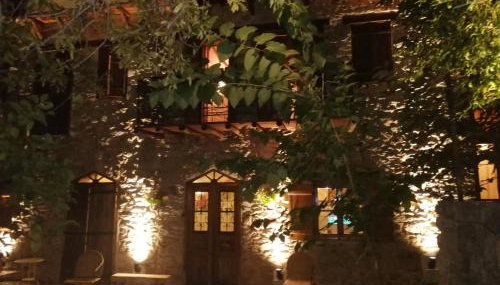 Large Stone Villa with garden. - Foto 2