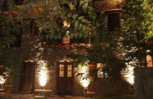 Large Stone Villa with garden. - Foto 2