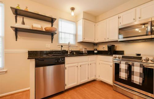 Townhome in Northern Virginia, Close to DC, Pets Okay, Fenced Yard, Fast - Foto 2