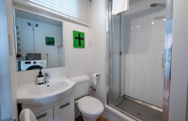 Centrally Located Light-filled Studio w/ Parking - Foto 25