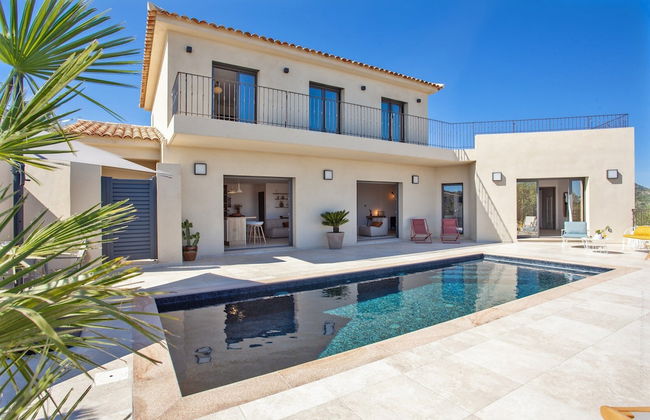 Superb Villa With Pool and sea View - Photo 1