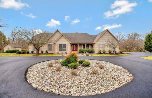 Gorgeous Creek Side Ranch-Style Estate With Dock - Foto 1