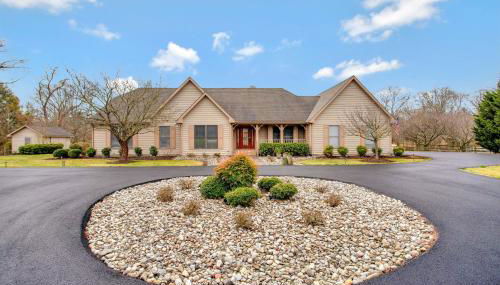 Gorgeous Creek Side Ranch-Style Estate With Dock - Foto 1