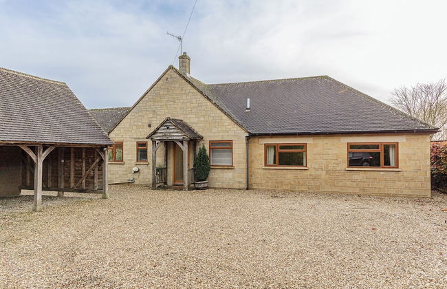 Charming 3BD Cotswolds Family Retreat - Photo 34