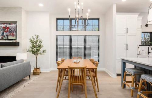 Chateau in the Village - Brand New 3BD 5BA - Foto 1