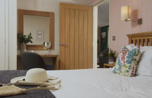 Cedar Lodge, Strawberryfield Park - Photo 11