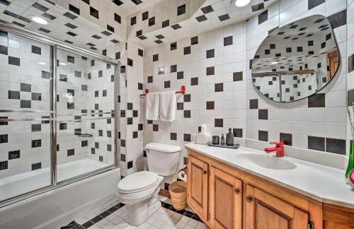 Luxe Plymouth Chalet with Indoor Pool and 3 Decks! - Foto 22