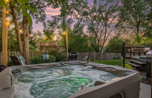 Central Family Oasis with Hot Tub & Fenced Yard - Foto 1
