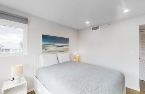 Renovated condo with ocean views, pool, & beach access - Foto 10