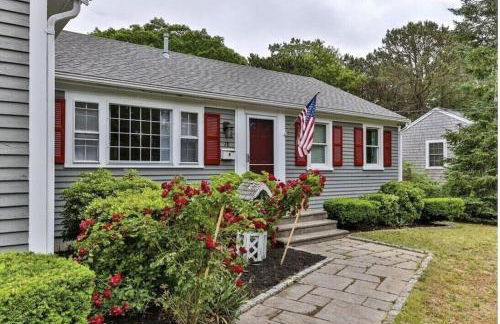 A Cozy Cape house steps to Restaurants & Beaches ~1.4 miles down scenic roads - Foto 1