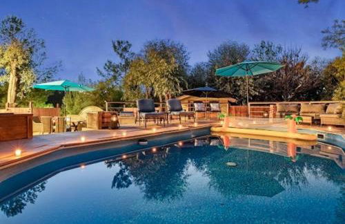 Majestic 5BR Villa with Guesthouse, Pool & Spa - Foto 9