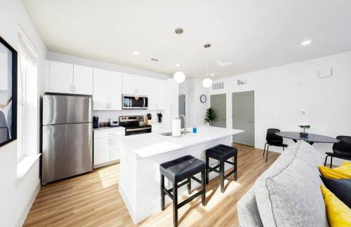 Exclusive 1BR Luxe Haven in Ideal Spot - Photo 5