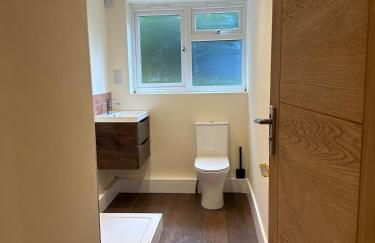 LivinSpace- Modern and spacious 2 bed flat in Central Sutton - Foto 8