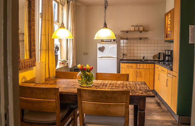 Superb Holiday Home on a Mini Campsite Near the Beach - Photo 1