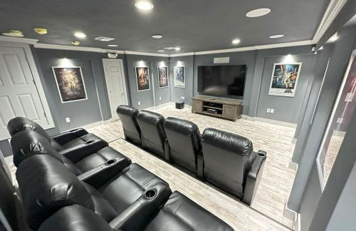 Brand NEW Modern Luxury wPrivate Pool Hot Tub BBQ Home Cinema 2 Miles to Disney - Foto 52