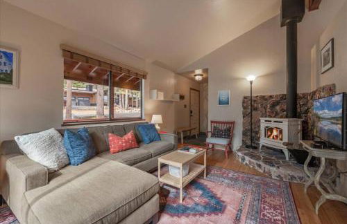 Cozy Pet-Friendly Cabin w Fenced-In Yard Close to Slopes Beach Town - Foto 12