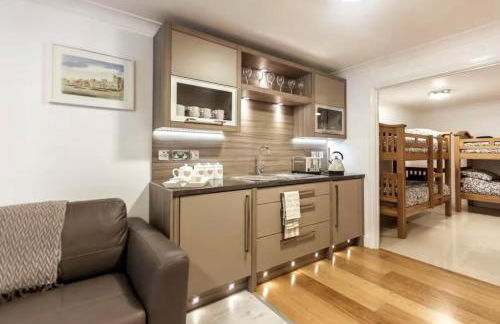 Guest home 10 Bed bunkhouse - Photo 10