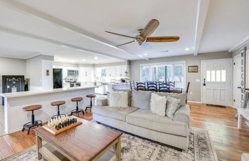 Deck and Views Spacious Lake House Escape - Foto 6