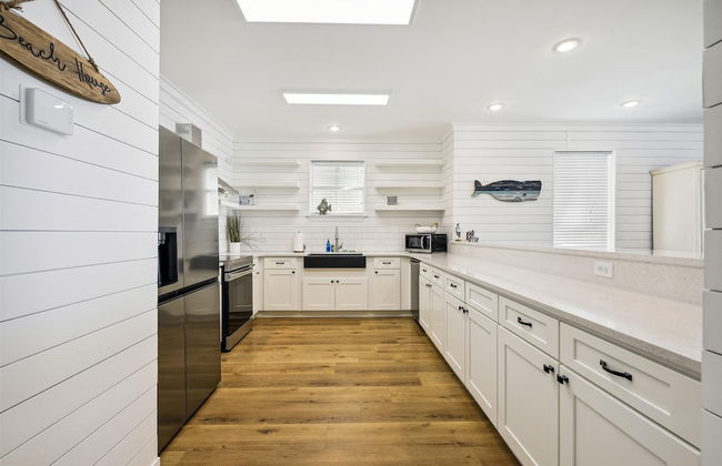 Just Beachy - 5 Bedroom Beach Front Home! Sleeps 20 Home by RedAwning - Foto 16