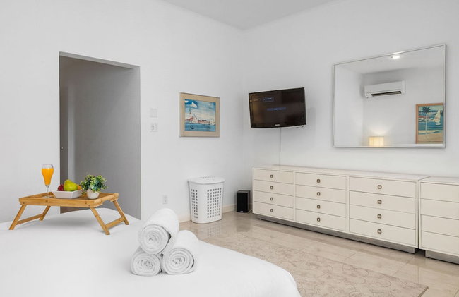 3BR 3BA Pool Downtown Short Walk to Beach - Foto 9