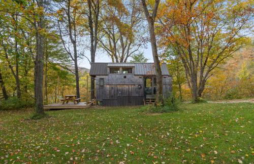 Caboose Tiny Home on river with hot tub near Stowe - Foto 35