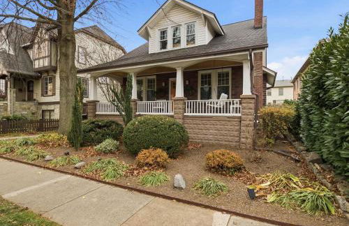 Charming 4BR Bungalow - Steps to Clarendon METRO - Foto 32