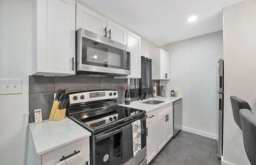 Walk to Stadium, 2 Parking spots, Dog Park, BBQ - Foto 17