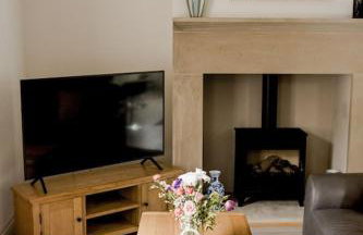 Sleeps 6 4 bedrooms 2 minute walk to the Square Hosted Happy Valley Cast - Photo 22