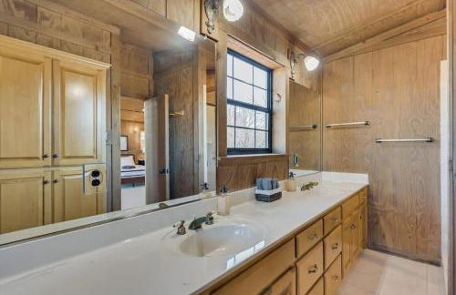 Spacious Ranch Style Home w Cinema Room - Foto 23