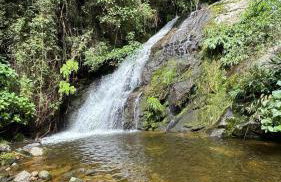 Chalé da Cachoeira - Cachoeira particular dentro da hospedagem - Foto 4