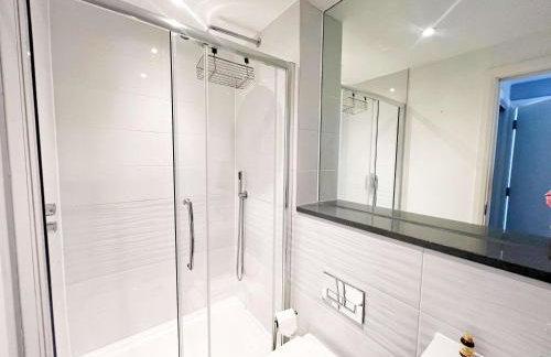 Deluxe Apartment near Cabot Circus w Parking sleeps 5 - Foto 18