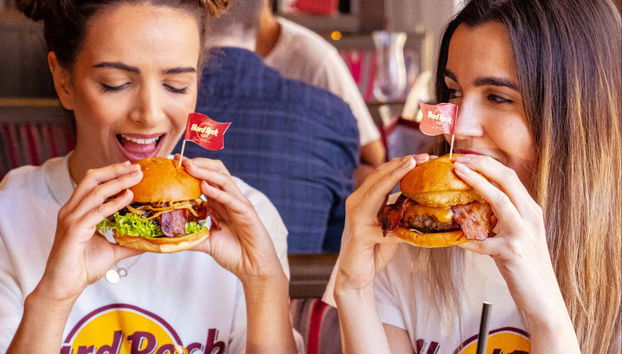 Dos chicas comiéndose una hamburguesa