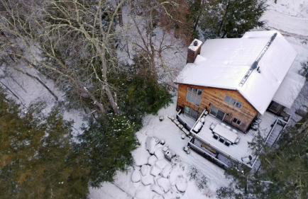 Whimsical Lakefront Chalet - Foto 3