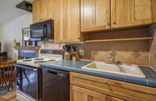 Cozy One-Bedroom Edgemont Condo with Ski Access & Fireplace B3 - Foto 12