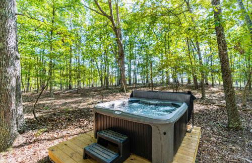 Cozy & Modern w Hot Tub, Fire Pit, Grill & Pond - Photo 15