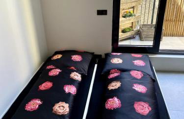 Room with a bathroom and private entrance door - Photo 27