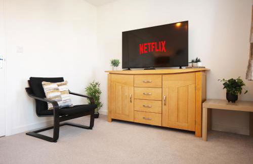 Gregor Place Modern four Bedroom House in Calne with Private Parking, perfect for teams or families staying in the area, Long stays welcome - Photo 16