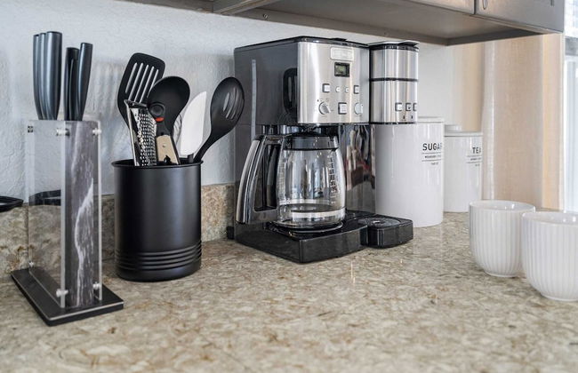 7bdr w/ Private Pool, Hot Tub, Fire Pit, Walk to Beach Tidal Wave by Avantstay - Foto 12