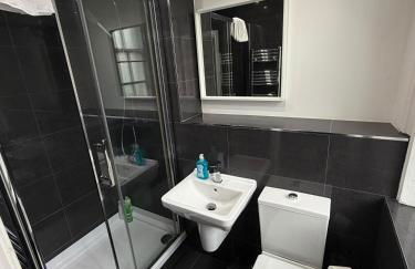 City Centre 4 Bedroom Apartment with Terrace Sleeps 10 by StaySavvy Accommodation - Foto 34