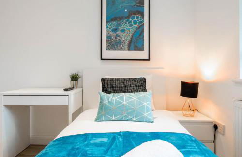 Four Bedroom House - Parking - Garden - Netflix 22C - Foto 15