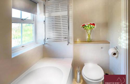 Woking - 2 Bedroom House - Parking - Photo 10