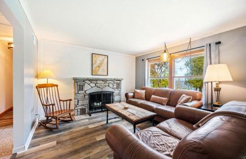 Yorita Manor - Lake Front Getaway! Dogs, Fire Pit & Deck - Photo 17