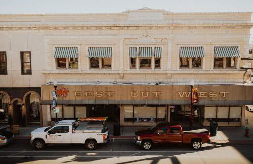 Stylish Main St Loft with Balconies and Garage - Foto 42